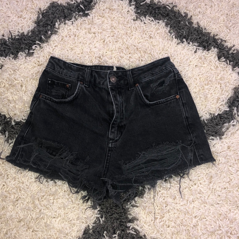 Topshop distressed shorts🖤